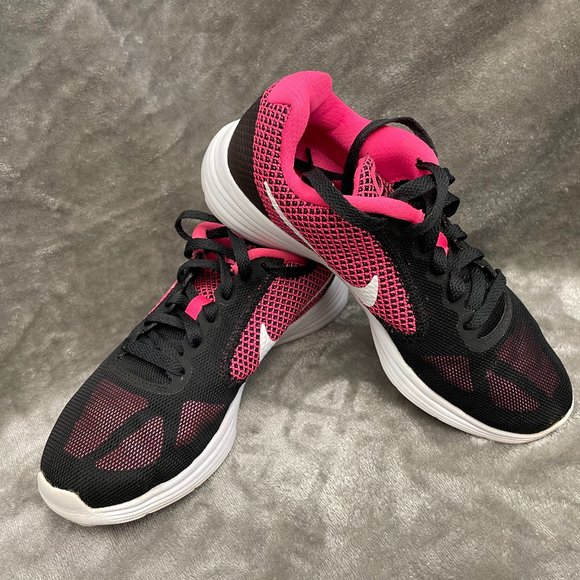 Nike Tennis Shoes - Picture 1 of 5